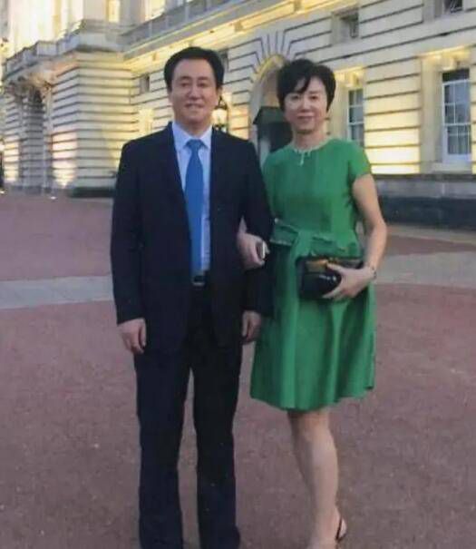 杨美琪由于嫌贫爱富和男朋友王年夜伟分手。并相逢了本身闺蜜的丈夫张宝文，暗昧之火燃烧到了闺蜜王莉的面前。在情谊与恋爱的决定上，王莉选择了谅解丈夫。而杨美琪却不甘愿宁可，找到前男朋友王年夜伟。前男朋友更是在这把火上添加了助燃剂。终究使得王年夜伟赔了夫人又折了兵。